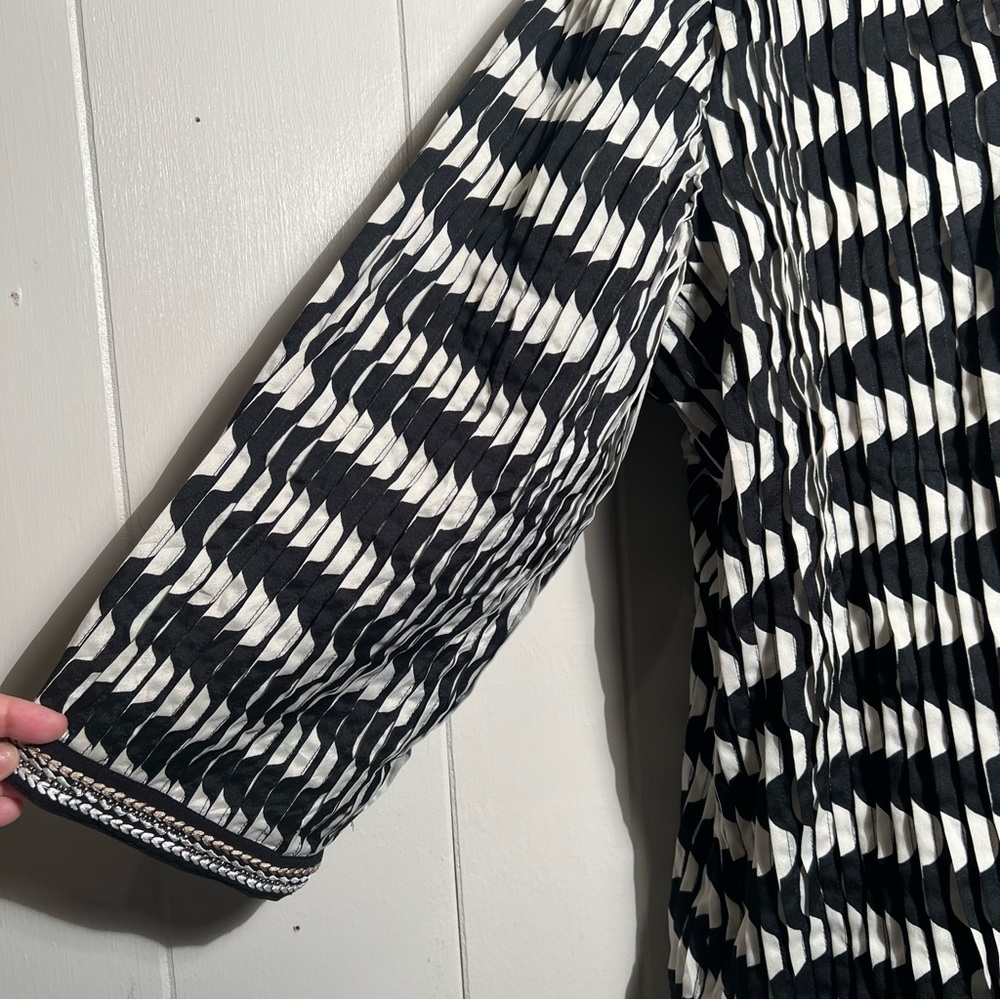 Lined Chico’s Dressy Pleated Jacket. Size 3 (L, 16). Black/Cream. Travelers Coll